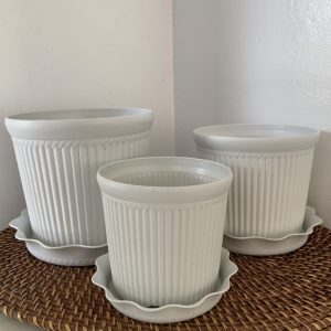 گلدان پلاستیکی سفید بزرگ