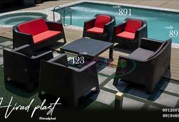 میز و صندلی پلاستیکی کنار استخری